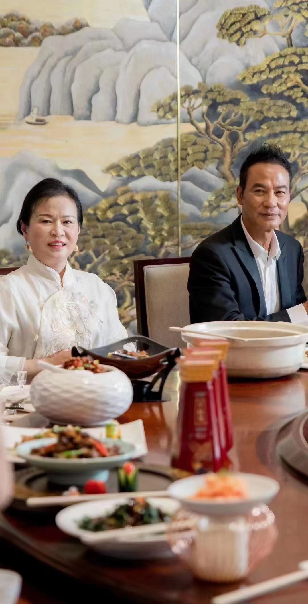 著名影帝任达华来茅台镇请教冯小宁酱酒知识.jpg
